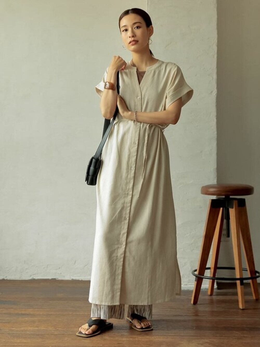 「ワンピース、レイヤードスタイル、ストレートパンツ、夏コーデ、フラットサンダル、トングサンダル、プリーツパンツ」｜「Re:EDITの[飯豊まりえさん着用]カップ付きアシンメトリーリブキャミソール（キャミソール、ブラウン系）」を使った、reedit_officialさん（レディース・162cm）の夏コーディネートの1枚目の写真