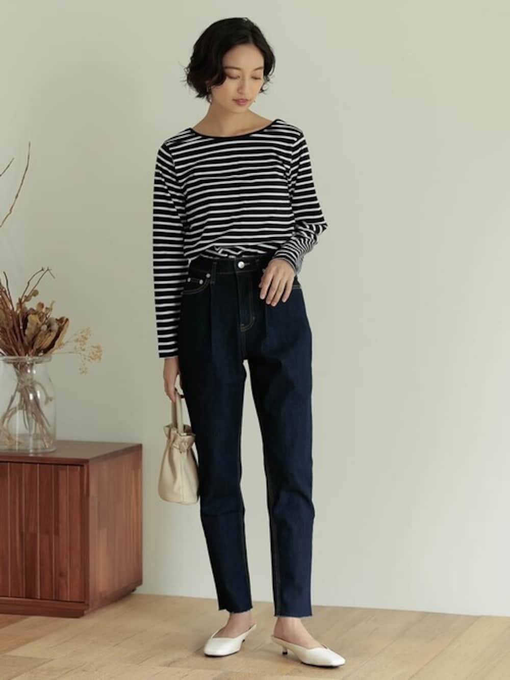 「デニムパンツ、ボーダートップス、ミュール、カジュアルコーデ、バックオープン、秋コーデ、Re:EDIT、リエディ、リエディ(Re:EDIT)、リサイクルデニム」｜「Re:EDITのバックオープンシルケットボーダーカットソー（Tシャツ/カットソー、ブラック系）」を使った、reedit_officialさん（レディース・162cm）の夏コーディネートの1枚目の写真