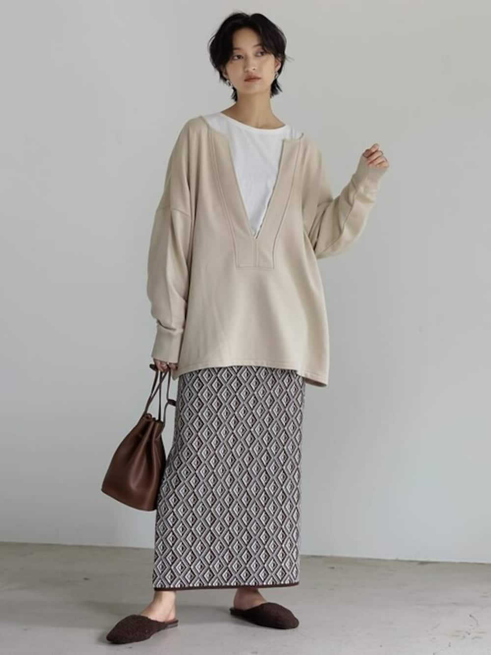 「ボア、ロングシャツ、ジャガードニット、シンプルコーデ、秋コーデ、ジオメトリック柄、Re:EDIT、リエディ、リエディ(Re:EDIT)、秋トレンド2021」｜「Re:EDITの深Vネック裏毛スウェットプルオーバー（スウェット、ベージュ系）」を使った、reedit_officialさん（レディース・162cm）の秋コーディネートの1枚目の写真