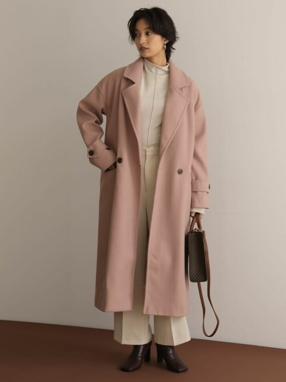 「アウター、ピンク、スラックス、冬コーデ、ロングコート、カラーコート、カラーコーデ、Re:EDIT、リエディ、リエディ(Re:EDIT)」｜「Re:EDITのカットメルトン中綿入りダブルコート（その他アウター、パープル系）」を使った、reedit_officialさん（レディース・162cm）の秋コーディネートの1枚目の写真