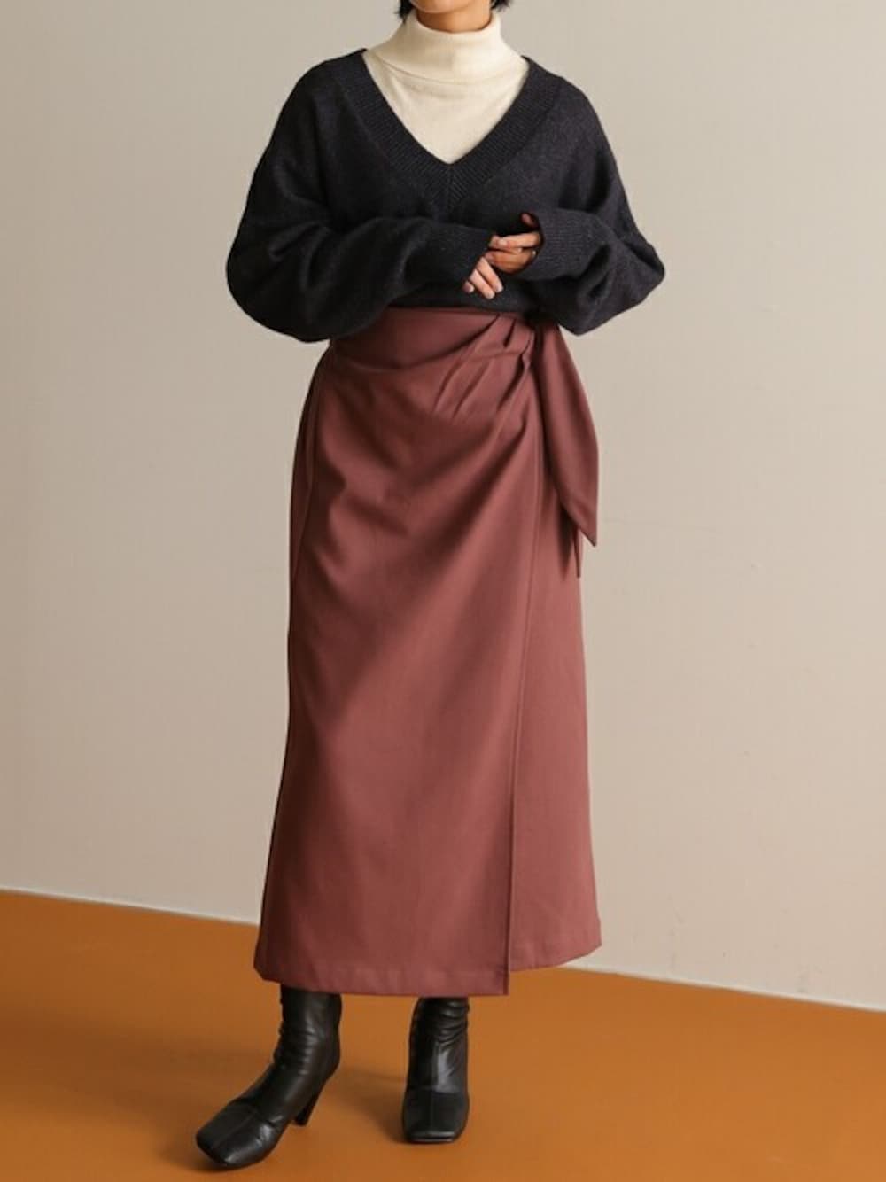 ブラック系のニット/セーター、ホワイト系のニット/セーター、ピンク系のその他パンツを着用したレディースの冬コーディネートの1枚目の写真