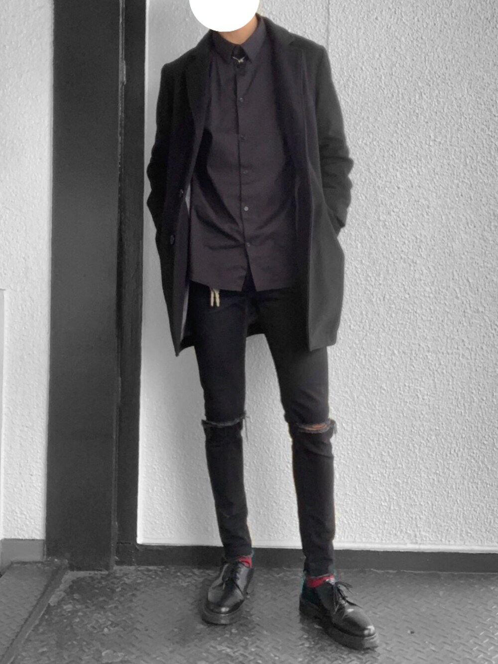 「秋コーデ、シンプル、キレイめ、カジュアルコーデ、ブラック、黒スキニー、Dr.Martens」｜「チェスターコートの2万程度で購入しました（チェスターコート、ブラック系）」を使った、KENJIさん（メンズ・181cm）の秋コーディネートの1枚目の写真