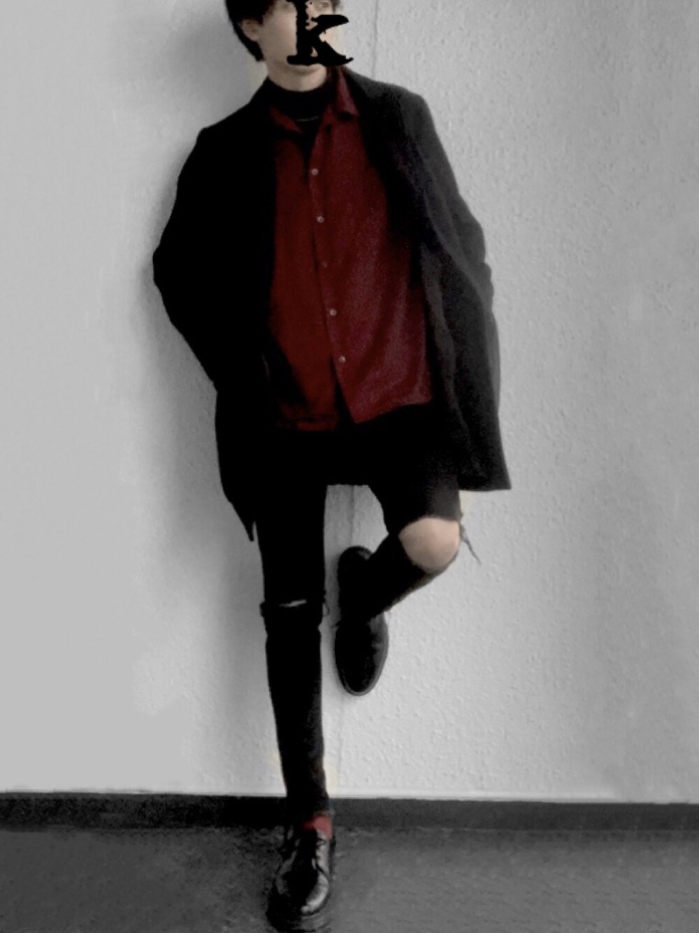 「ワインレッド、オープンカラーシャツ、黒スキニー、チェスターコート、ユニクロ、オトナカジュアル、Dr.Martens、革靴、おしゃれさんと繋がりたい、冬コーデ」｜「UNIQLOのウルトラストレッチジーンズ（デニムパンツ、ブラック系）」を使った、KENJIさん（メンズ・180cm）の冬コーディネートの1枚目の写真