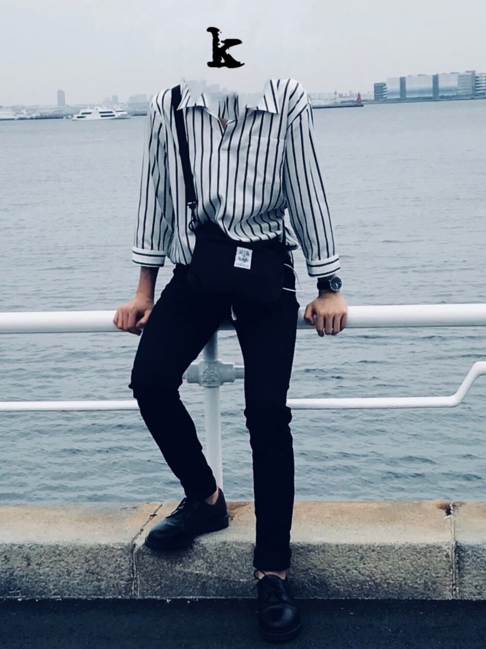 「おしゃれさんと繋がりたい、休日スタイル、シンプル、黒スキニー、オープンカラーシャツ、ストライプ、春コーデ」｜「UNIQLOのウルトラストレッチジーンズ（デニムパンツ、ブラック系）」を使った、KENJIさん（メンズ・180cm）の冬コーディネートの1枚目の写真