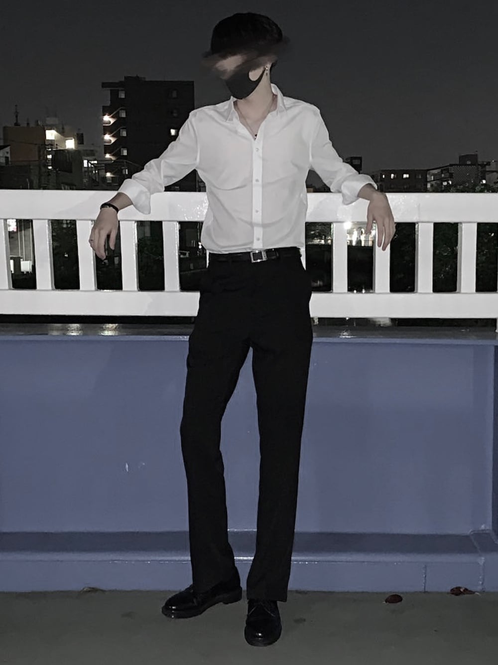 「シロシャツ、フレアパンツ、モノトーン、モノトーンコーデ、マーチン、Dr.Martens」｜「ZIP FIVEのフレアパンツ（その他パンツ、ブラック系）」を使った、KENJIさん（メンズ・181cm）の春コーディネートの1枚目の写真