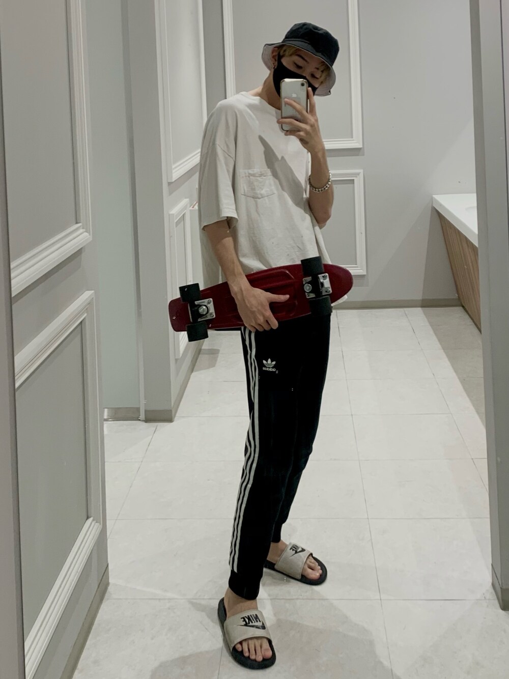 「お洒落さんとつながりたい、バケハ、スケータースタイル、スケボー、白Tシャツ、ペニー、ベナッシ」｜「NIKEのNIKE BENASSI JDI ベナッシ 343880-100（サンダル、ホワイト系）」を使った、KENJIさん（メンズ・181cm）の秋コーディネートの1枚目の写真