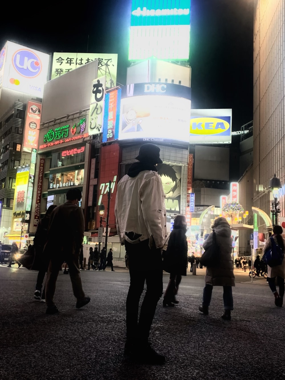 「ブラックコーデ、ストリートコーデ、デニムジャケット、スキニー、バケットハット、パーカー」｜「newhattanのnewhattan / ウォッシュド コットン ツイル バケットハット（ハット、ブラック系）」を使った、KENJIさん（メンズ・181cm）の冬コーディネートの1枚目の写真