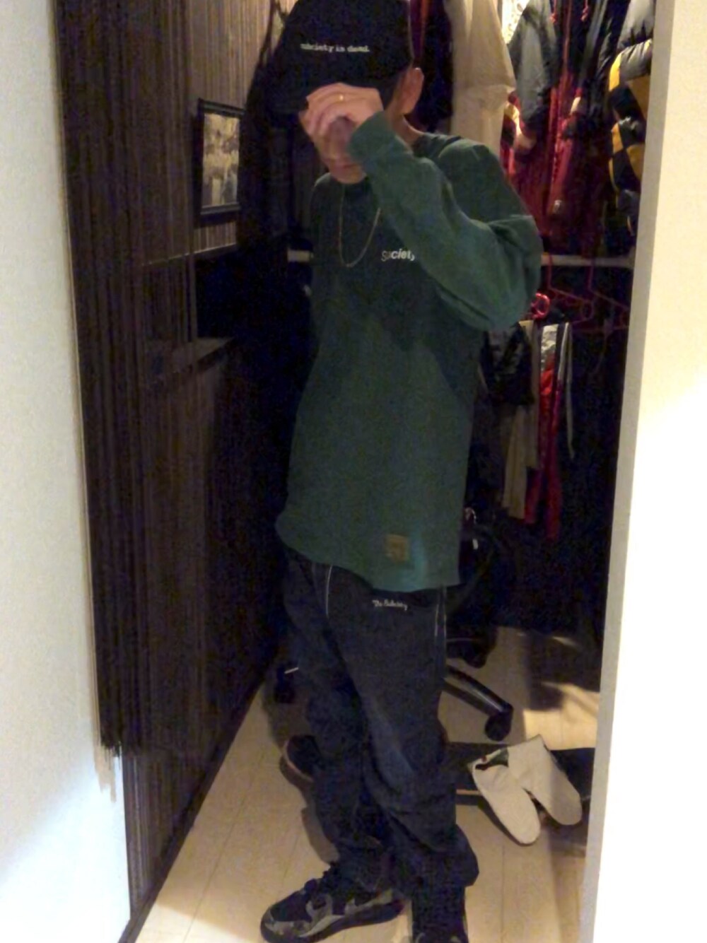 「今日のコーデ、秋コーデ、スニーカーコーデ、オーバーサイズ、秋服、スケータースタイル、ストリート、ラフコーデ」｜「AIR JORDANのアイテム（スニーカー、ブラック系）」を使った、☆811☆さん（メンズ・177cm）の秋コーディネートの1枚目の写真