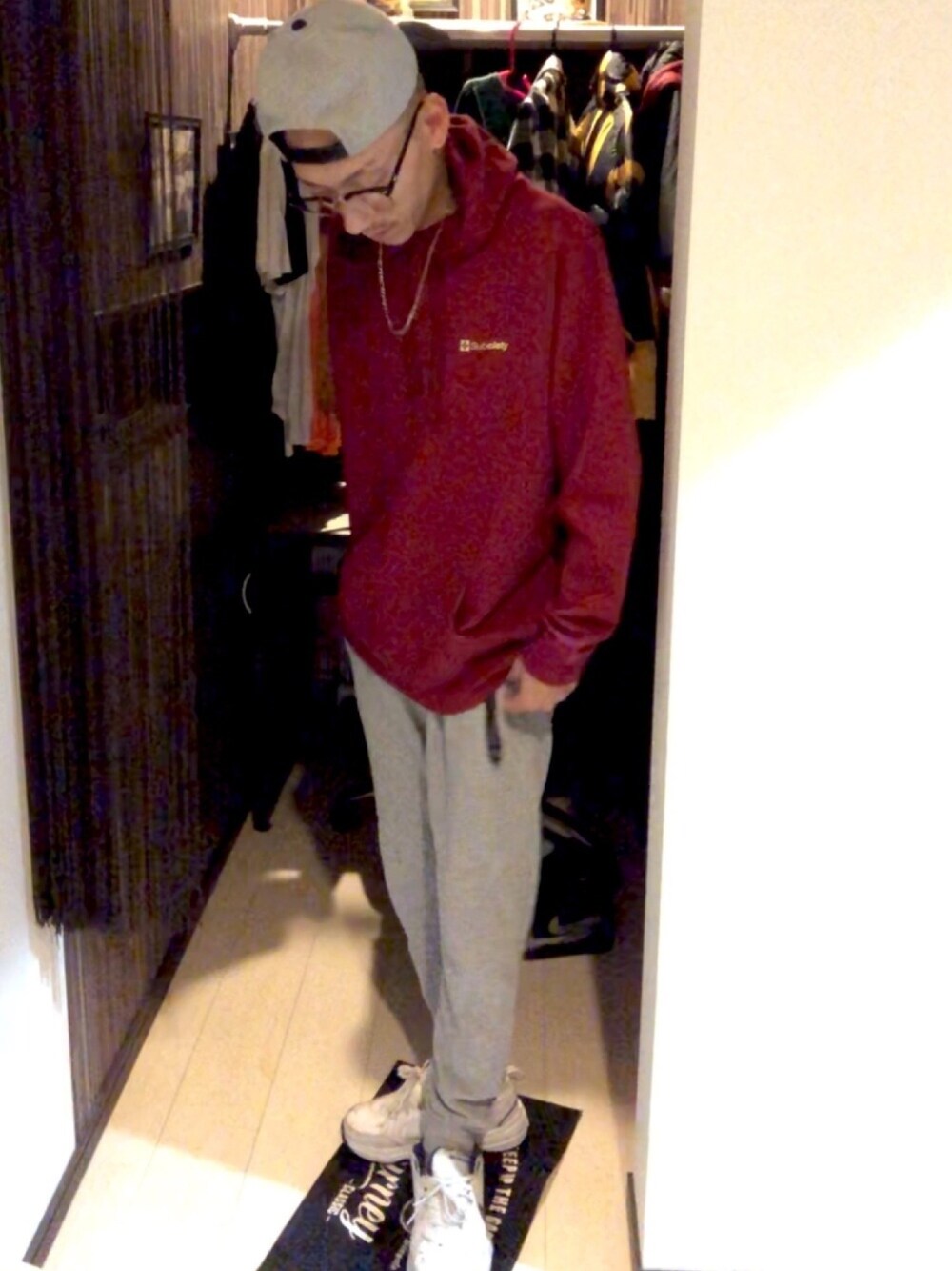「おしゃれさんと繋がりたい、ビックシルエット、スニーカー、ストリート、キャップ、パーカー、スウェットパンツ、秋服準備はじめました、秋のマイ旬スタイル、いいね、save、フォローお願いします🤑」｜「NIKEのWEGO/NIKE AIR MONARCH IV（スニーカー、ホワイト系）」を使った、☆811☆さん（メンズ・177cm）の秋コーディネートの1枚目の写真