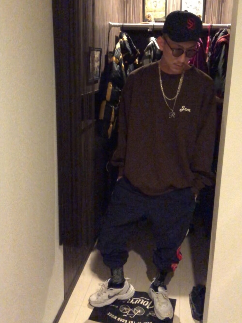「秋のマイ旬スタイル、ビッグシルエット、ストリート、スウェット、靴下×スニーカー、ブラウン、Subciety、秋冬コーデ、スニーカー、いいね、save、フォローお願いします🤑」｜「NIKEのWEGO/NIKE AIR MONARCH IV（スニーカー、ホワイト系）」を使った、☆811☆さん（メンズ・177cm）の秋コーディネートの1枚目の写真