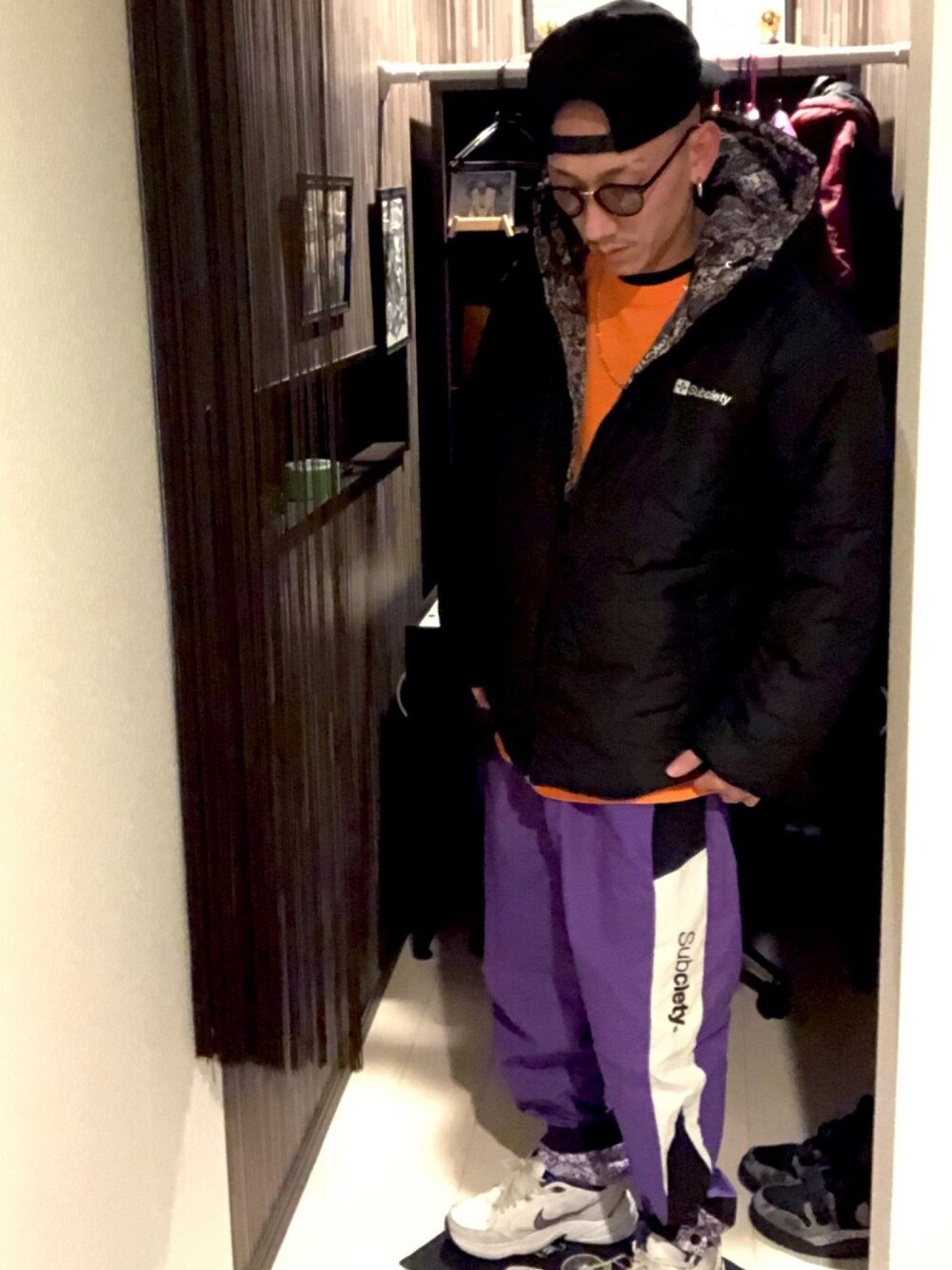 「wearhalloween2020、オーバーサイズ、スニーカーコーデ、休日スタイル、ビッグシルエット、ビックシルエット、スニーカー、ストリート、スポーツミックス」｜「NIKEのWEGO/NIKE AIR MONARCH IV（スニーカー、ホワイト系）」を使った、☆811☆さん（メンズ・177cm）の秋コーディネートの1枚目の写真