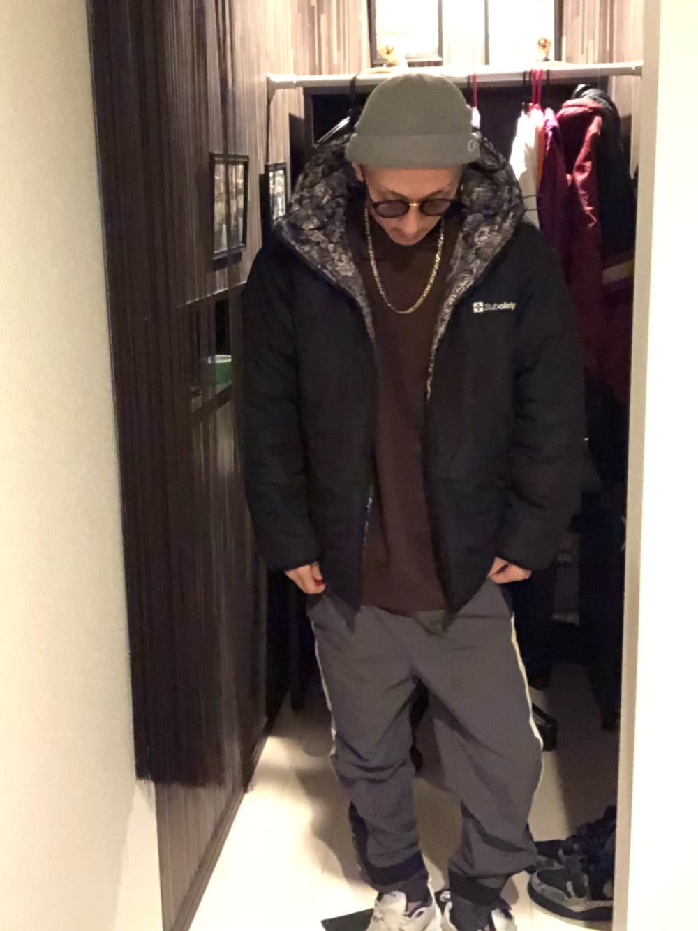 「秋服、オーバーサイズ、シンプルコーデ、スニーカーコーデ、ビッグシルエット、ダウンジャケット、ニット帽、ストリート、スポーツミックス」｜「NIKEのWEGO/NIKE AIR MONARCH IV（スニーカー、ホワイト系）」を使った、☆811☆さん（メンズ・177cm）の秋コーディネートの1枚目の写真