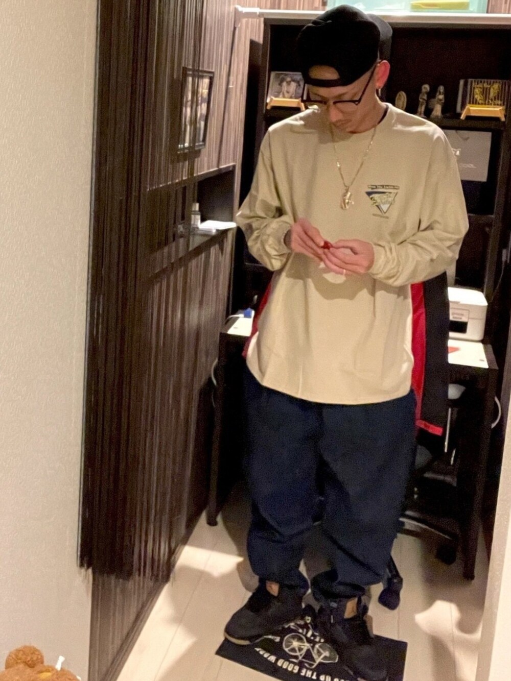 「春コーデ、シンプルコーデ、休日スタイル、いいね、save、フォローお願いします🤑、シェフパンツ、プチプラ、ビックシルエット、ストリート」｜「AIR JORDANのアイテム（スニーカー、ブラック系）」を使った、☆811☆さん（メンズ・177cm）の春コーディネートの1枚目の写真