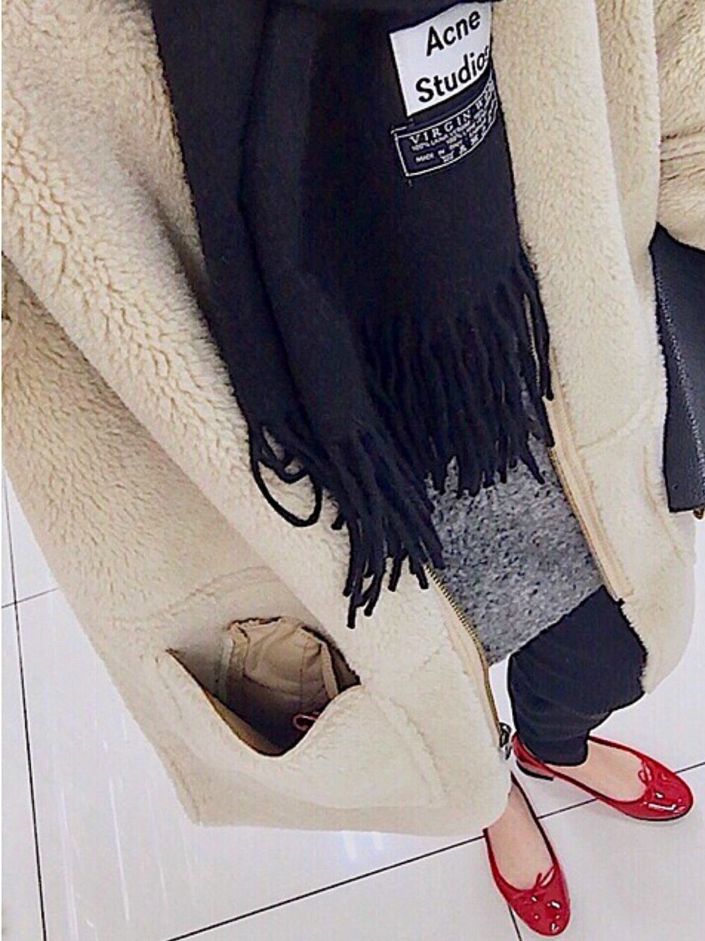 「レペット、repetto、ACNE、アクネ、バレエシューズ、ボアコート、シンプルコーデ、プチプラコーデ、リブパンツ」｜「Acne Studiosのアイテム（マフラー、ブラック系）」を使った、naoさん（レディース・155cm）の冬コーディネートの1枚目の写真
