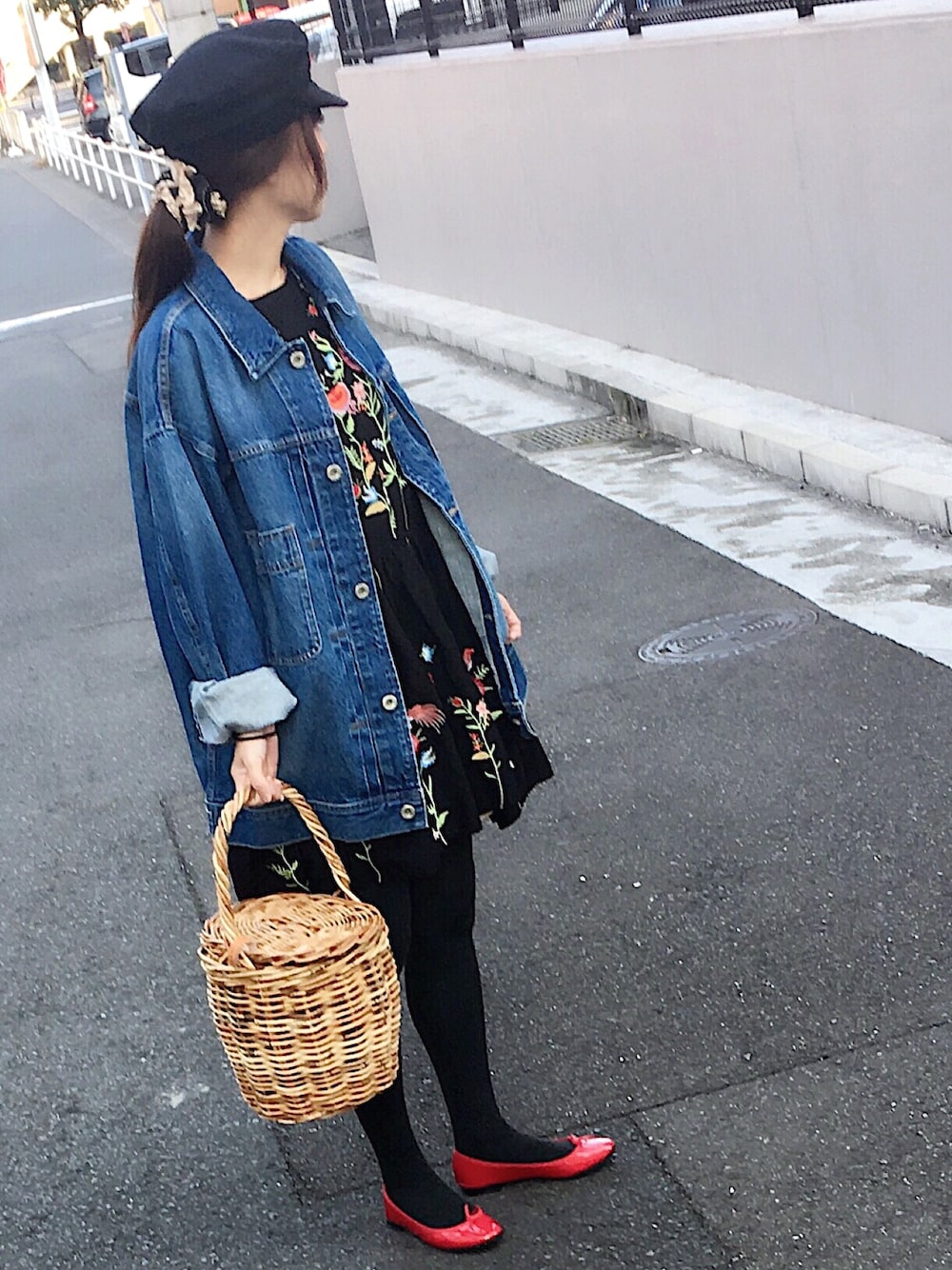 「きれいめカジュアル、大人女子、ZARA、ザラ、バレエシューズ、かごバッグ、Gジャン、刺繍、刺繍ワンピース」｜「plageの《追加》plage カシミアビーバー マリンキャップ◆（キャスケット、ブラック系）」を使った、naoさん（レディース・155cm）の春コーディネートの1枚目の写真