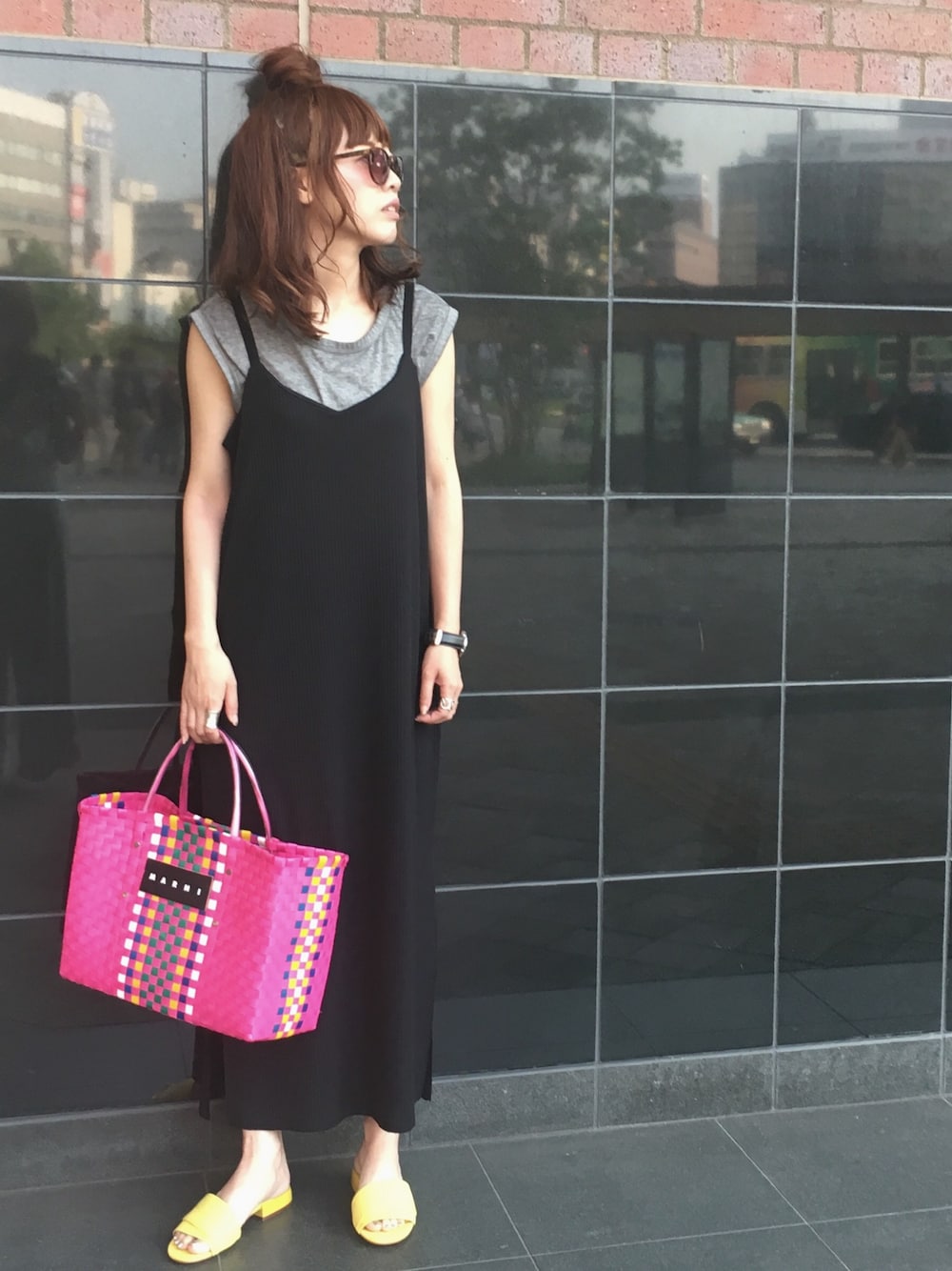 「シンプルコーデ、夏、ootd、サングラス、かごバッグ、ZARA、おだんごヘアー、キャミワンピ、プチプラ」｜「KBFのKBF　リブキャミソールロングワンピース（ワンピース、ブラック系）」を使った、naoさん（レディース・155cm）の夏コーディネートの1枚目の写真