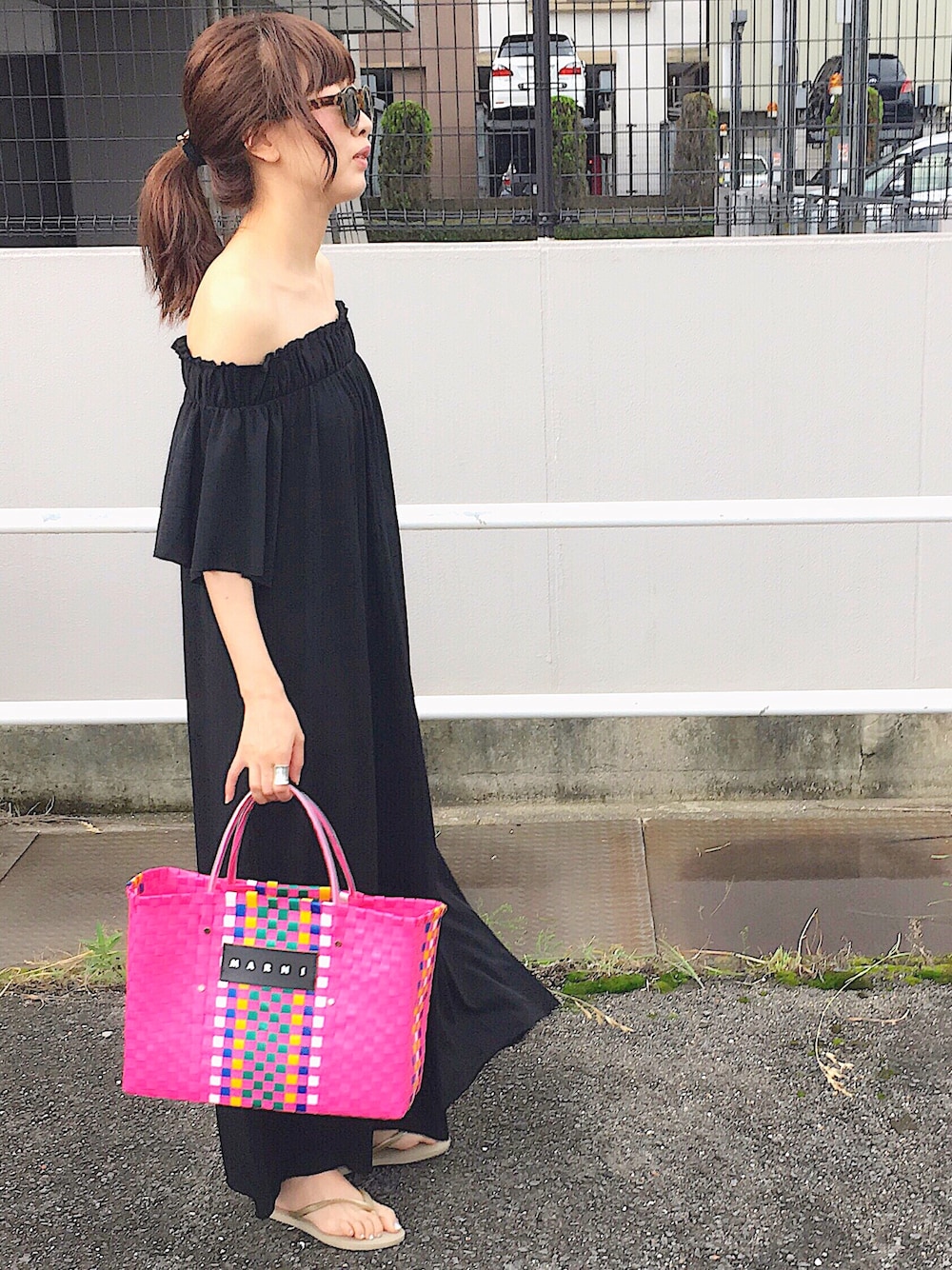 「夏、オトナカジュアル、ラフ、シンプル、ビーチサンダル、マルニ、かごバッグ、オフショル、ワンピース、ZARA」｜「ZARAのアイテム（ワンピース/ドレス、ブラック系）」を使った、naoさん（レディース・155cm）の夏コーディネートの1枚目の写真