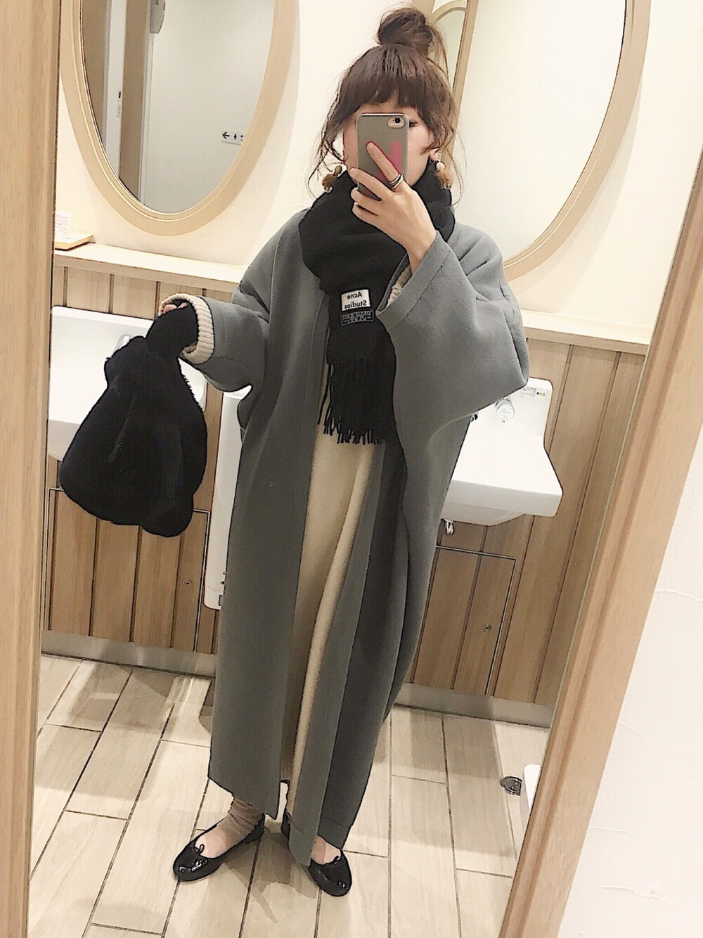 「大人カジュアル、シンプルコーデ、ootd、キレイめ、ビッグシルエット、UNIQLO、リブレギンス、おだんごヘアー、ゆるコーデ」｜「RIM.ARKのカバードニットガウン（その他アウター、グレー系）」を使った、naoさん（レディース・155cm）の冬コーディネートの1枚目の写真