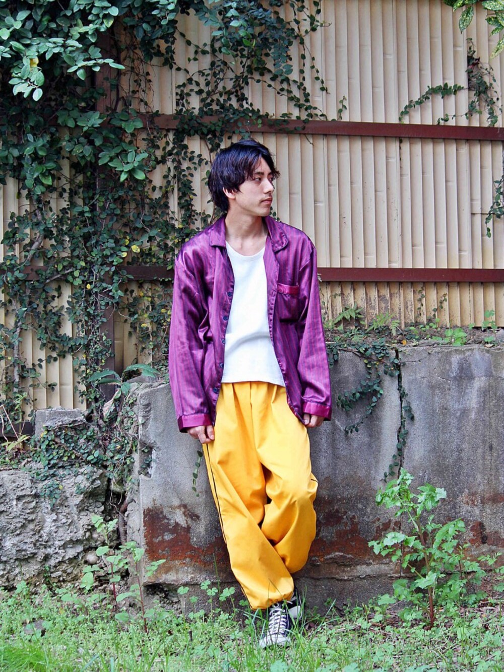 「パジャマシャツ、シャツスタイル、シャツ、カンフーパンツ、コンバース、白Tシャツ、ootd、黒髪、黒コンバース」｜「古着のアイテム（シャツ/ブラウス、ピンク系）」を使った、yut@さん（メンズ・173cm）の春コーディネートの1枚目の写真