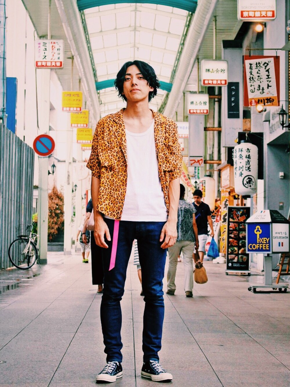 「レオパード、柄シャツ、デニム、CT70s、コンバース、ピンク、ユニクロ」｜「古着のアイテム（シャツ/ブラウス、ゴールド系）」を使った、yut@さん（メンズ・173cm）の夏コーディネートの1枚目の写真