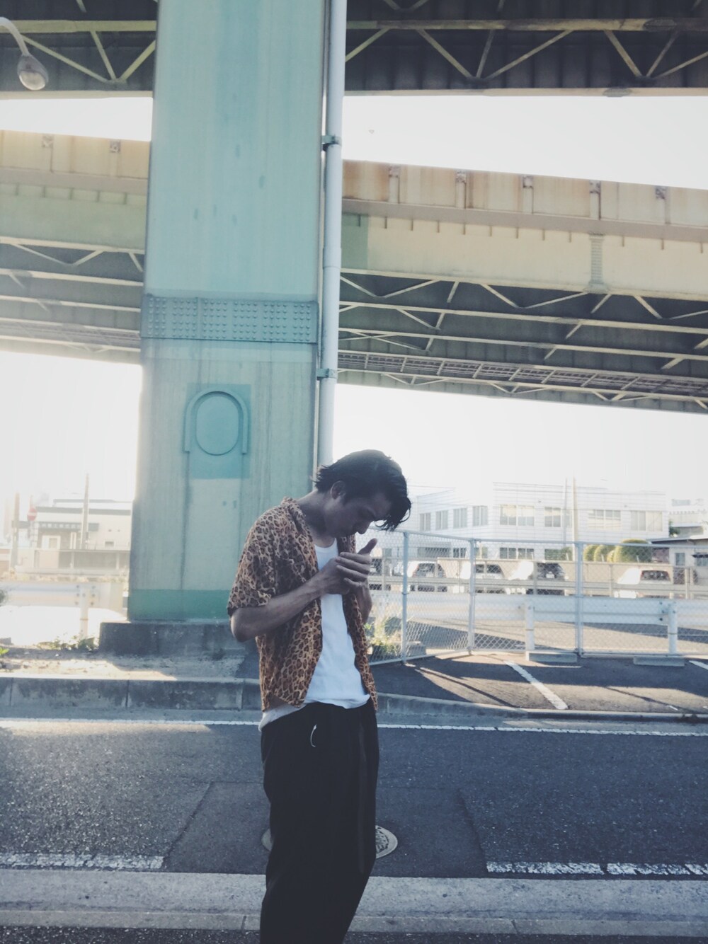 「スラックス、ひょう柄、柄シャツ、夏コーデ、古着、古着MIX、ootd」｜「古着のアイテム（シャツ/ブラウス、ゴールド系）」を使った、yut@さん（メンズ・173cm）の夏コーディネートの1枚目の写真