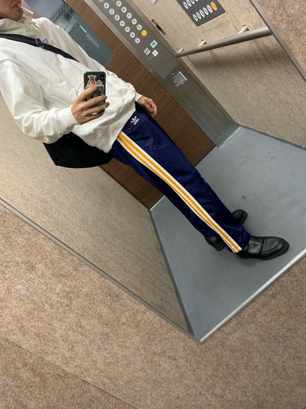 「ジャージ、パーカー、アディダス、古着、通勤コーデ」｜「adidasのアイテム（その他パンツ、ブルー系）」を使った、yut@さん（メンズ・173cm）の春コーディネートの1枚目の写真