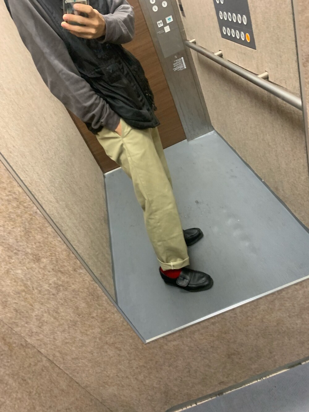 「ベスト、チノパン、ディッキーズ(Dickies)、スウェット、古着」｜「古着のアイテム（ベスト、ブラック系）」を使った、yut@さん（メンズ・173cm）の春コーディネートの1枚目の写真