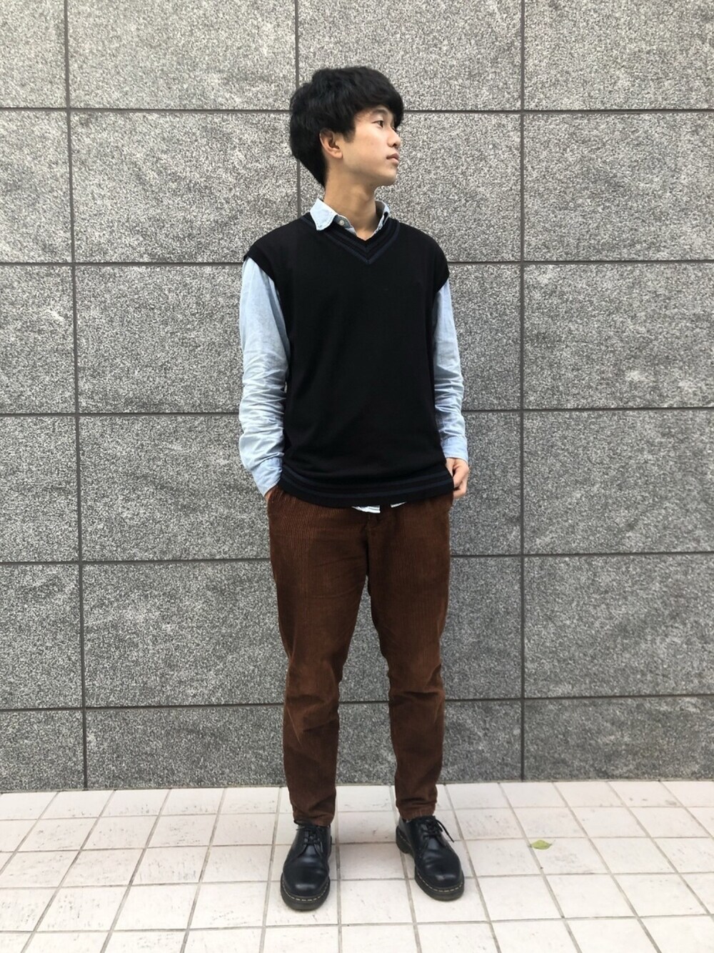 「シャツ、ベスト、コーデュロイパンツ、GU、UNIQLO、Dr.Martens」｜「GUのアイテム（ベスト、ブラック系）」を使った、atyoyama1123さん（メンズ・170cm）の冬コーディネートの1枚目の写真