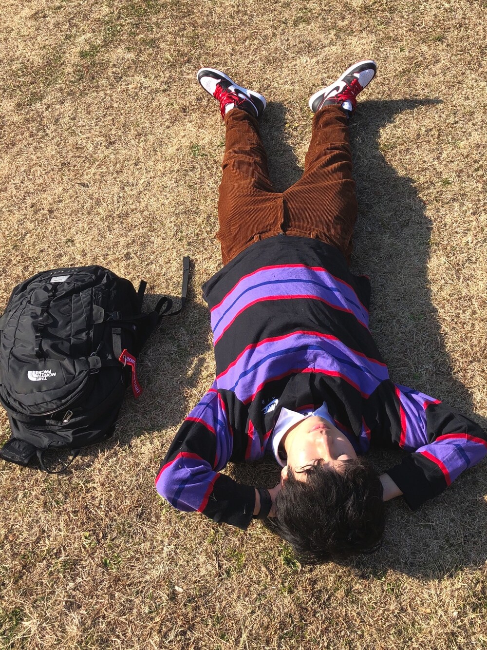 「GU、コーデュロイパンツ、AIR JORDAN、NIKE、THE NORTH FACE」｜「NIKEのアイテム（ポロシャツ、パープル系）」を使った、atyoyama1123さん（メンズ・170cm）の冬コーディネートの1枚目の写真