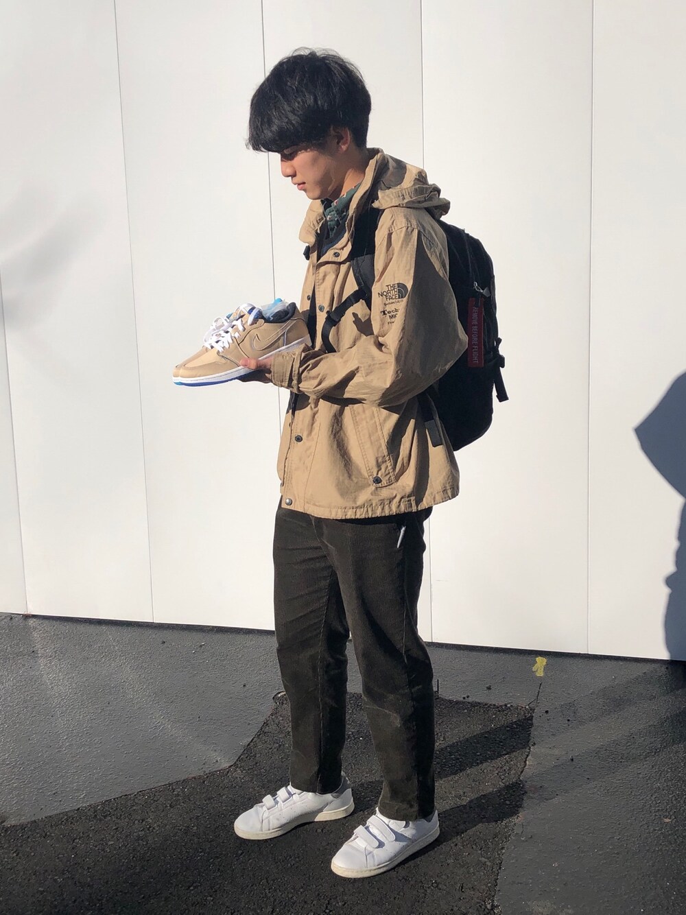 「THE NORTH FACE、NIKE、AIR JORDAN、URBAN RESEARCH、コーデュロイ、マウンテンパーカー、airjordan1」｜「THE NORTH FACEのアイテム（マウンテンパーカー、ベージュ系）」を使った、atyoyama1123さん（メンズ・170cm）の冬コーディネートの1枚目の写真