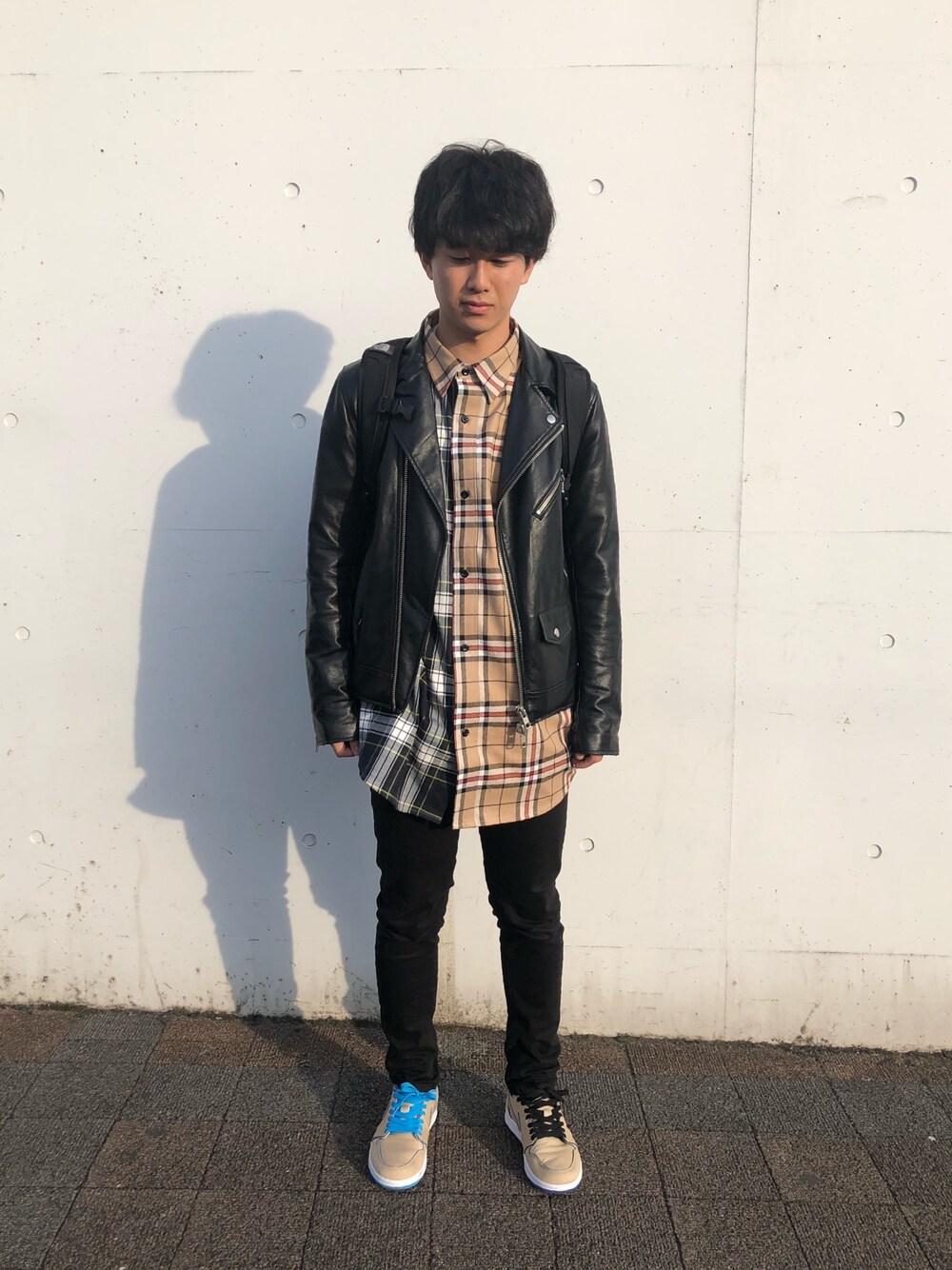 「チェックシャツ、黒スキニー、NIKE、airjordan、ライダース」｜「UNIQLOのアイテム（パンツ、ブラック系）」を使った、atyoyama1123さん（メンズ・170cm）の冬コーディネートの1枚目の写真