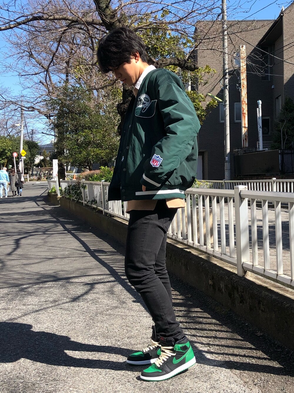 「グリーン、MA-1、GU、プチプラ、UNIQLO、ニットベスト、NIKE、スニーカー、AIR JORDAN」｜「GUのアイテム（MA-1、グリーン系）」を使った、atyoyama1123さん（メンズ・170cm）の春コーディネートの1枚目の写真