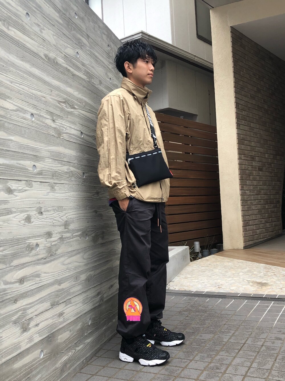 「マウンテンパーカー、カーゴパンツ、reebok、インスタポンプフューリー、THE NORTH FACE、サコッシュ、kixsix」｜「THE NORTH FACEのアイテム（マウンテンパーカー、ベージュ系）」を使った、atyoyama1123さん（メンズ・170cm）の春コーディネートの1枚目の写真