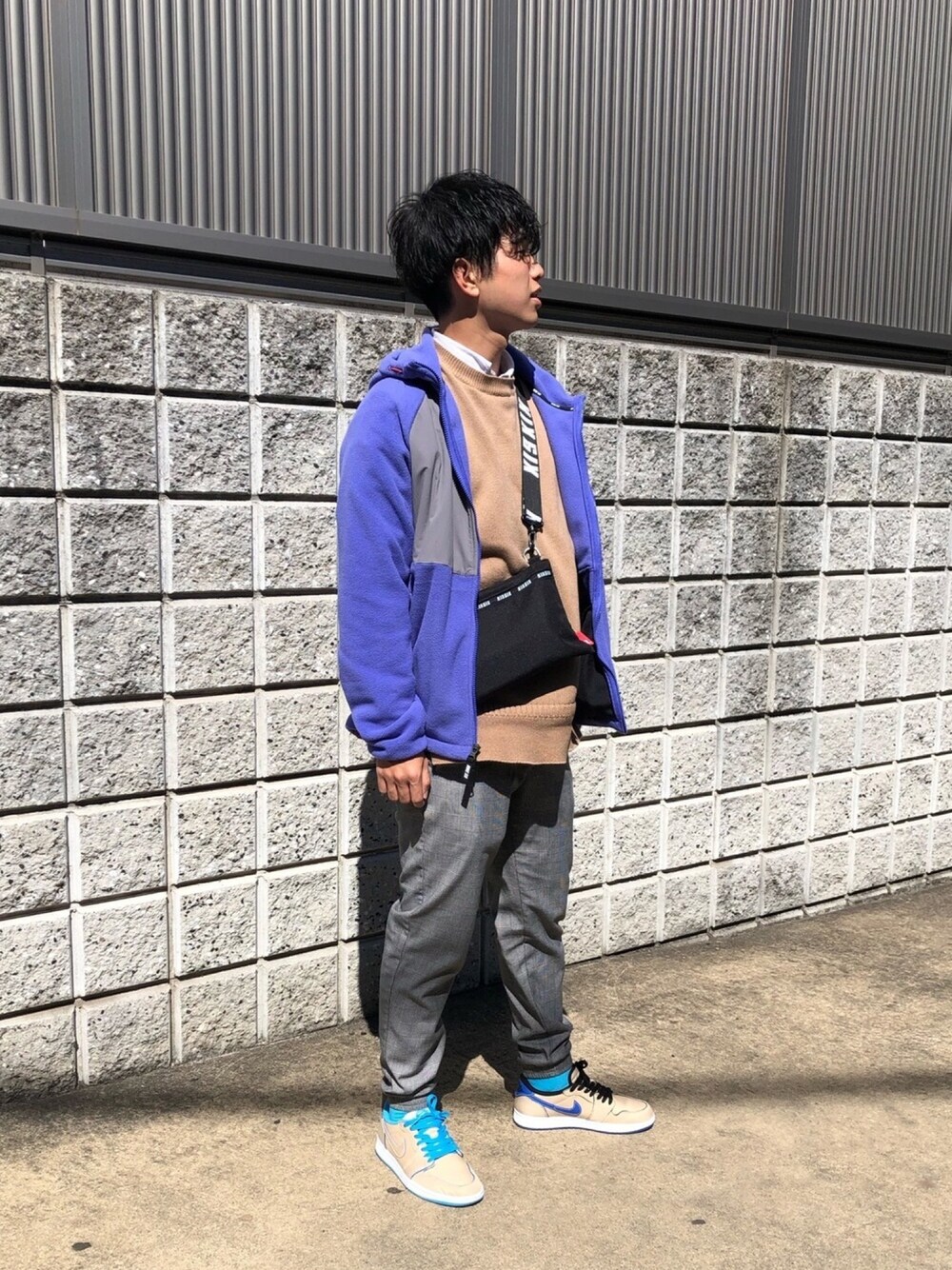 「NIKE、スニーカー、GU、ベージュコーデ、ベスト、チェックパンツ」｜「KIXSIXのアイテム（ボディバッグ/ウエストポーチ、ブラック系）」を使った、atyoyama1123さん（メンズ・170cm）の春コーディネートの1枚目の写真