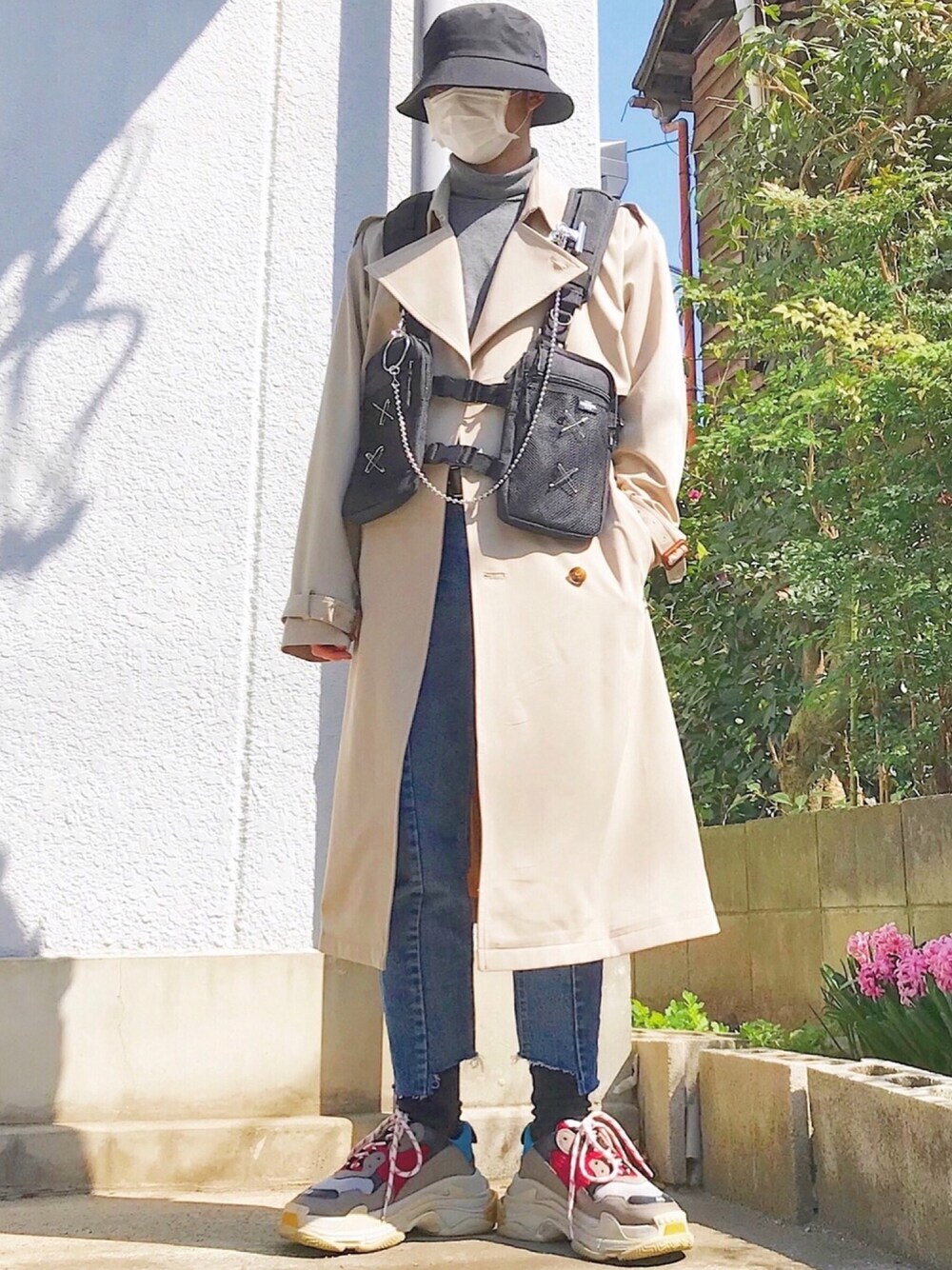 「トレンチコート、チェストバッグ、バケットハット、BALENCIAGA、triples、ウォレットチェーン、VANQUISH、ミリタリー」｜「VANQUISHのトリプルベンツエアリーロングトレンチコート（トレンチコート、ベージュ系）」を使った、1ts my lifeさん（メンズ・50cm）の春コーディネートの1枚目の写真
