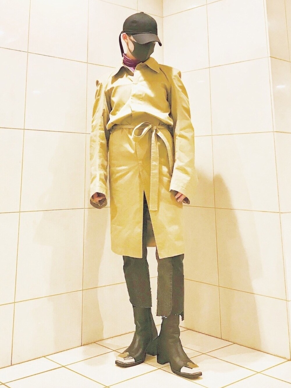 「vetements、TOPSHOP、Nens、トレンチコート、肩パット」｜「VETEMENTSのVETEMENTS WOMEN’S BEIGE TRENCHCOAT（トレンチコート、ベージュ系）」を使った、1ts my lifeさん（メンズ・50cm）の冬コーディネートの1枚目の写真