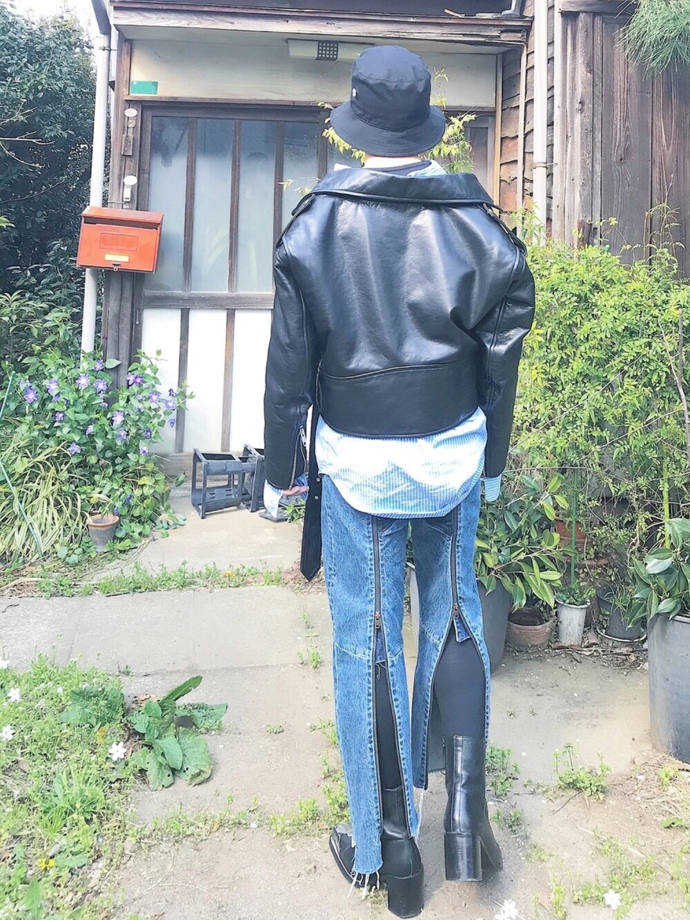 「BALENCIAGA、vetements、vetements×levis、Levi's、デニムパンツ、ライダース、バケットハット」｜「BALENCIAGAのBalenciaga - Swing Leather Biker Jacket - Black（ライダースジャケット、ブラック系）」を使った、1ts my lifeさん（メンズ・50cm）の春コーディネートの1枚目の写真