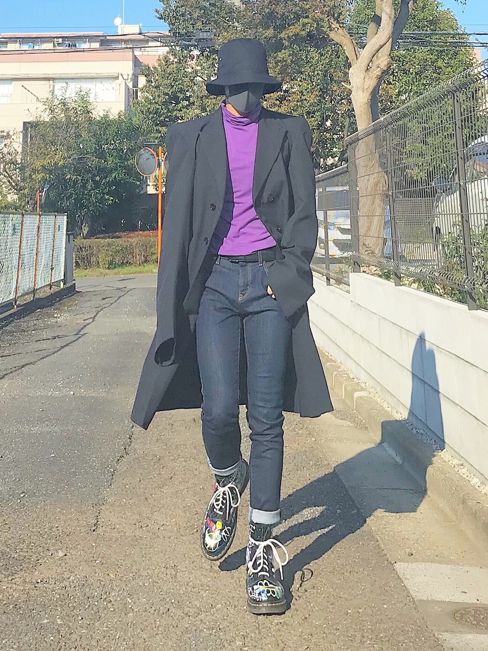 「vetements、603、Dr.Martens、カスタムペイント、落書き」｜「VETEMENTSのVETEMENTS BLACK OVER SIZE COAT（チェスターコート、ブラック系）」を使った、1ts my lifeさん（メンズ・50cm）の秋コーディネートの1枚目の写真