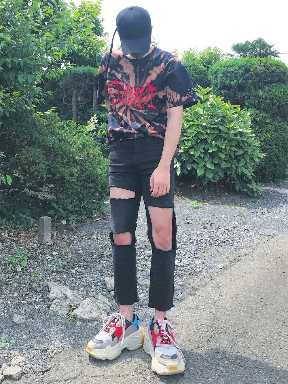 「ELVIRA、BALENCIAGA、triples、ダッドスニーカー、ダメージジーンズ、ストリート、夏」｜「ELVIRAのアイテム（Tシャツ/カットソー、ブラック系）」を使った、1ts my lifeさん（メンズ・197cm）の夏コーディネートの1枚目の写真