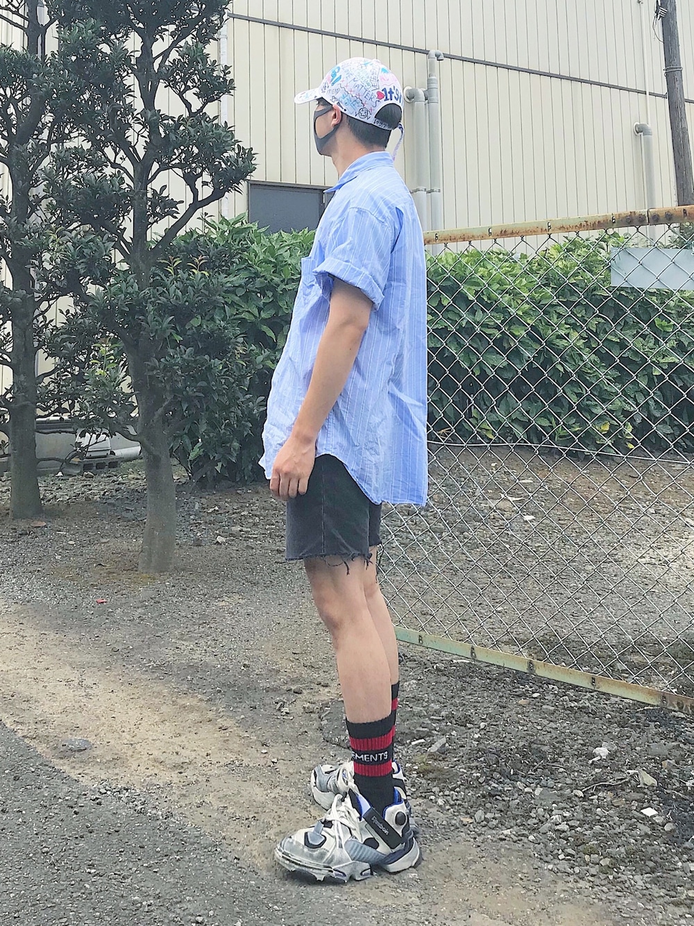 「vetements、reebok、ポンプフューリー、ハーフパンツ、落書き」｜「BEAUTY&YOUTH UNITED ARROWSの【WEB限定】 by ブルーストライプ ワイドフォルム ショートスリーブシャツ（シャツ/ブラウス、ブルー系）」を使った、1ts my lifeさん（メンズ・134cm）の秋コーディネートの1枚目の写真