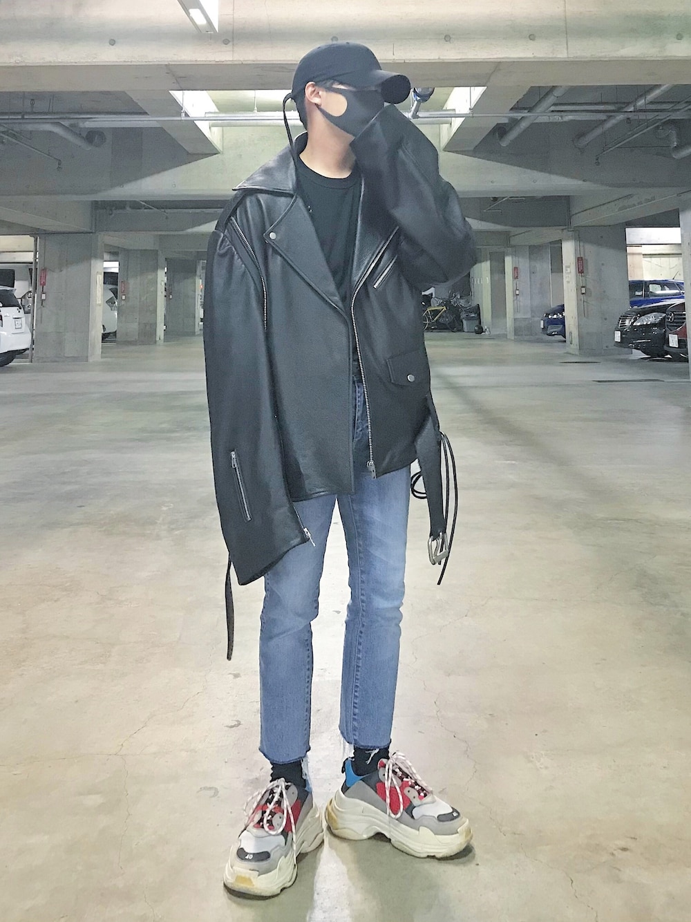 「vetements、BALENCIAGA、ライダース、オーバーサイズ」｜「VETEMENTSのVETEMENTS 15AW over sized leather jacket（ライダースジャケット、ブラック系）」を使った、1ts my lifeさん（メンズ・129cm）の秋コーディネートの1枚目の写真