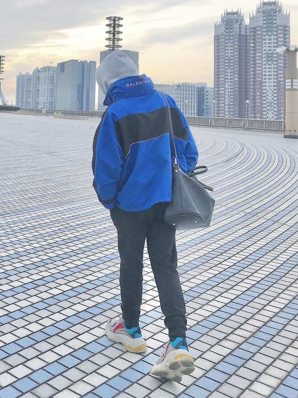 「BALENCIAGA、triples、スキージャケット、スウェット、パーカー、チョコ色に染まれ、ママコーデ、ブルーコーデ」｜「BALENCIAGAのBalenciaga - Swing Parka Ski Jacket - Womens（ジャケット/アウター、ブルー系）」を使った、1ts my lifeさん（メンズ・129cm）の冬コーディネートの1枚目の写真