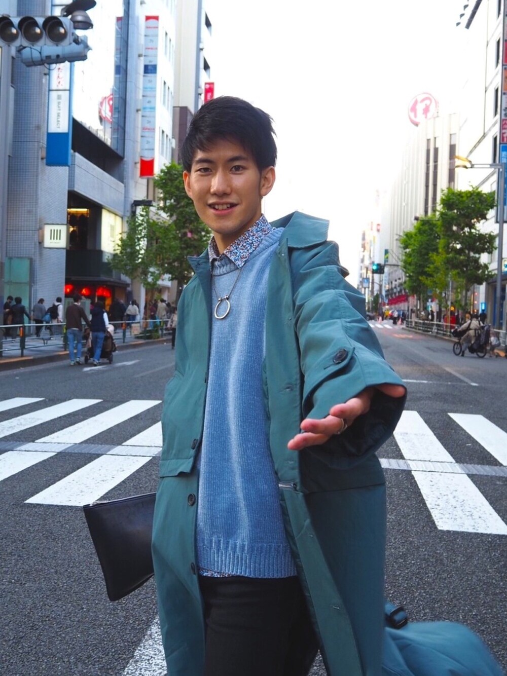 「ootd、コート、ブラウンコーデ、淡色コーデ、パステルカラー、２ＷＡＹ、大人カジュアルコーデ、新宿、歩行者天国、黒スキニー」｜「JOHN LAWRENCE SULLIVANの【JOHN LAWRENCE SULLIVAN】JLS 定番スキニーデニム/148/JLS-02-02（デニムパンツ、ブラック系）」を使った、iizさん（メンズ・175cm）の秋コーディネートの1枚目の写真
