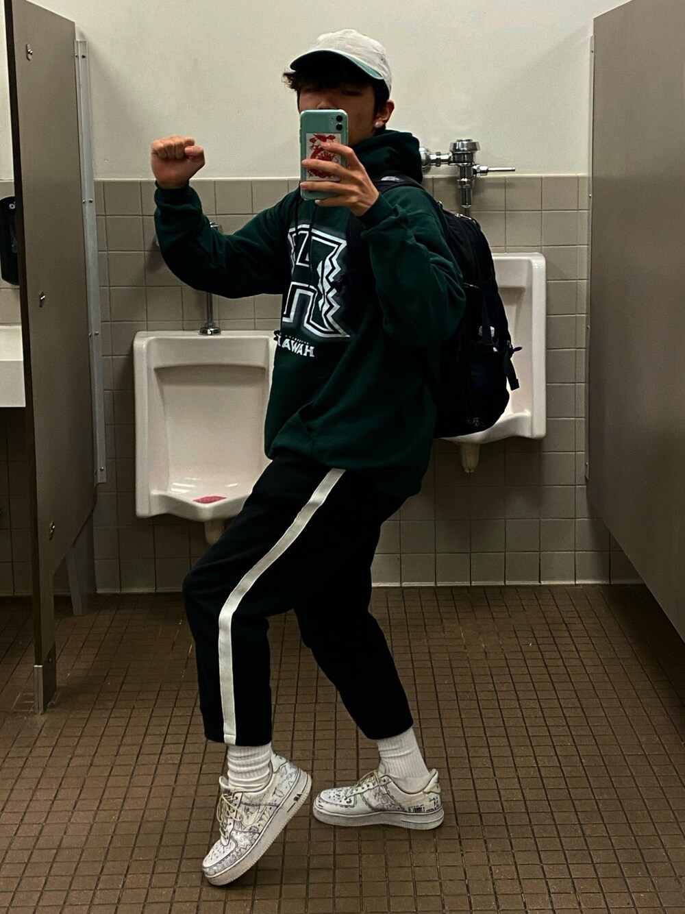 「sporty、大学生、スニーカー、パーカー、キャップ、古着」｜「university of Hawaiiのアイテム（その他トップス、グリーン系）」を使った、Namiki.officialさん（メンズ・165cm）の冬コーディネートの1枚目の写真