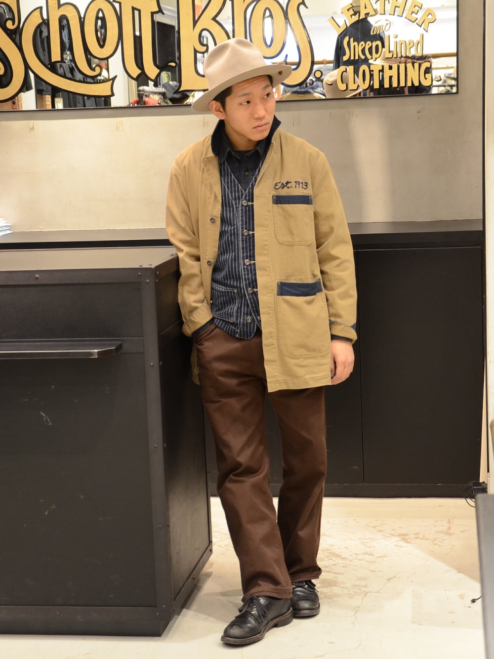 ベージュ系のジャケット/アウター、ブルー系のベスト、ブラウン系のその他パンツを着用したメンズの冬コーディネートの1枚目の写真