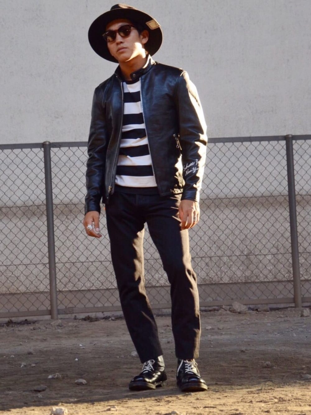 ブラック系のライダースジャケット、ブラック系のTシャツ/カットソー、ブラック系のデニムパンツを着用したメンズの秋コーディネートの1枚目の写真