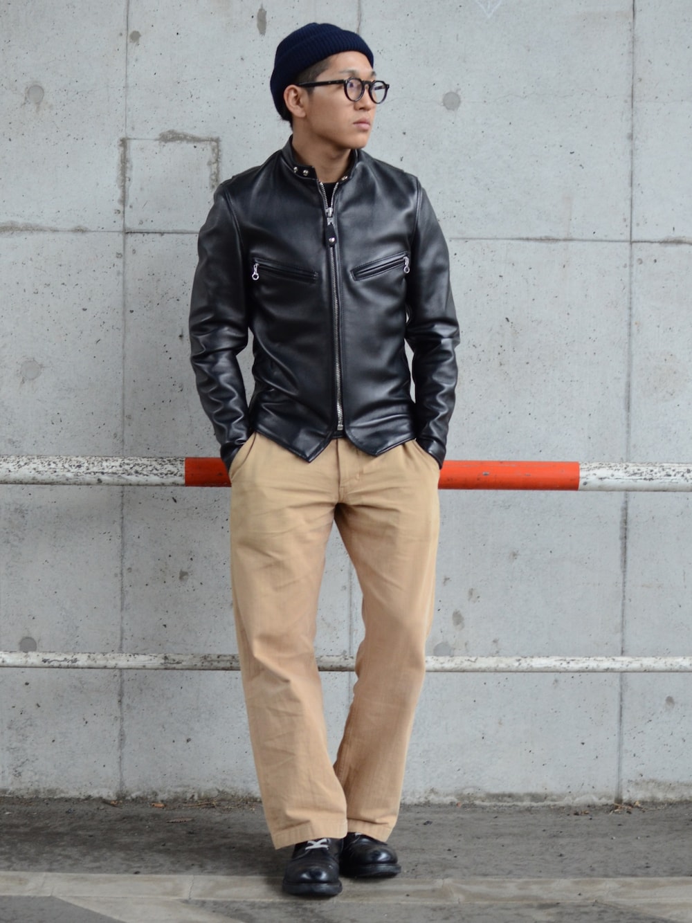 「SCHOTT、ショット、ライダース、シングルライダース、革ジャン、ニットキャップ、眼鏡、チノパン、ブーツ、アメカジ」｜「schottのアイテム（ライダースジャケット、ブラック系）」を使った、RYOHEI  TOTOKIさん（メンズ・165cm）の春コーディネートの1枚目の写真