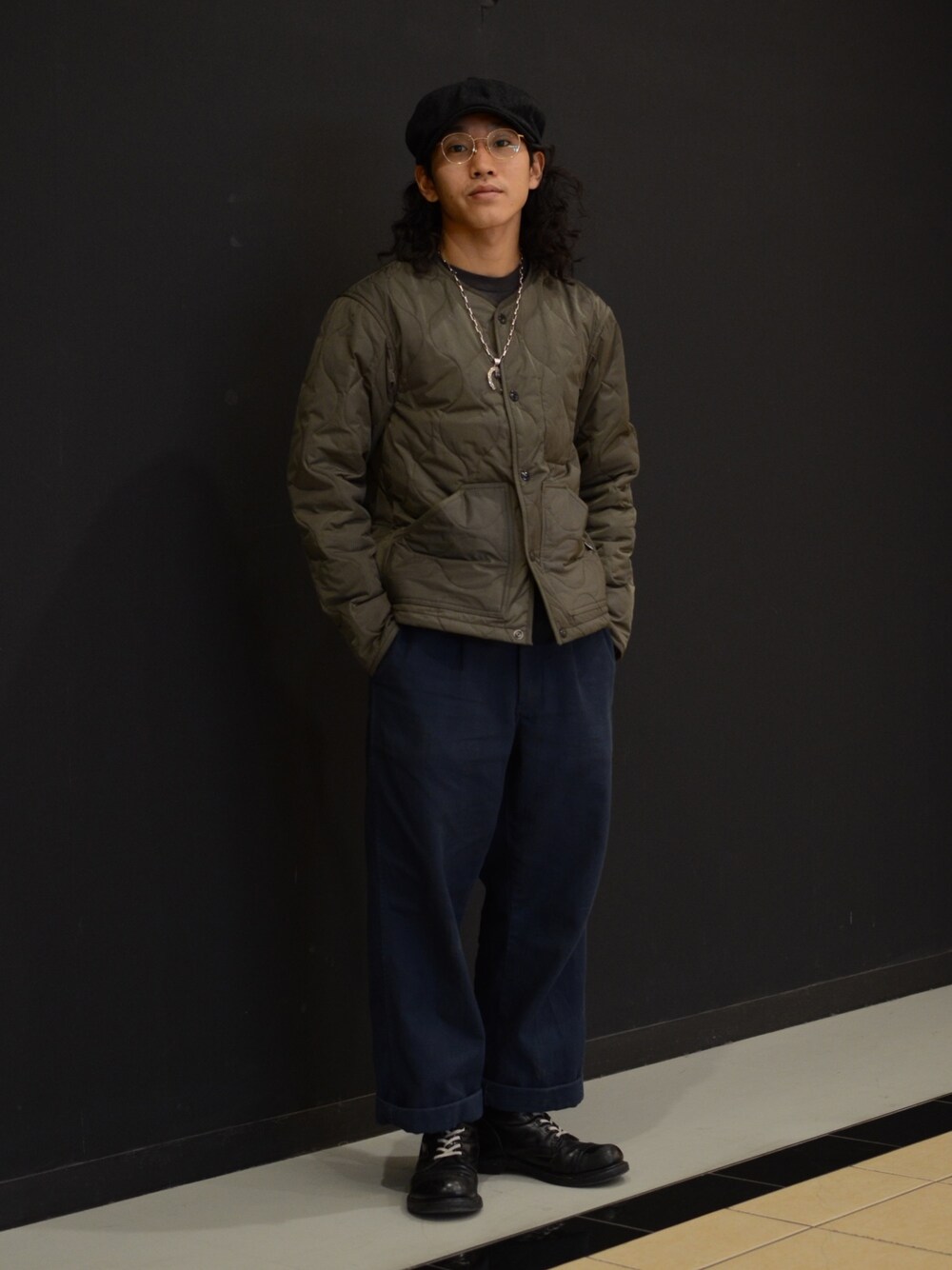 「SCHOTT、Schott TOKYO-BAY、ショット、スタッフセンバツ、アメカジ、キャスケット、眼鏡、ライナージャケット、トラウザーパンツ、ブーツ」｜「schottの【WEB限定】Schott/ショット/QUILTING INNER JACKET/キルティング インナー シンサレート ジャケット（ダウンジャケット/コート、グリーン系）」を使った、RYOHEI  TOTOKIさん（メンズ・165cm）の秋コーディネートの1枚目の写真