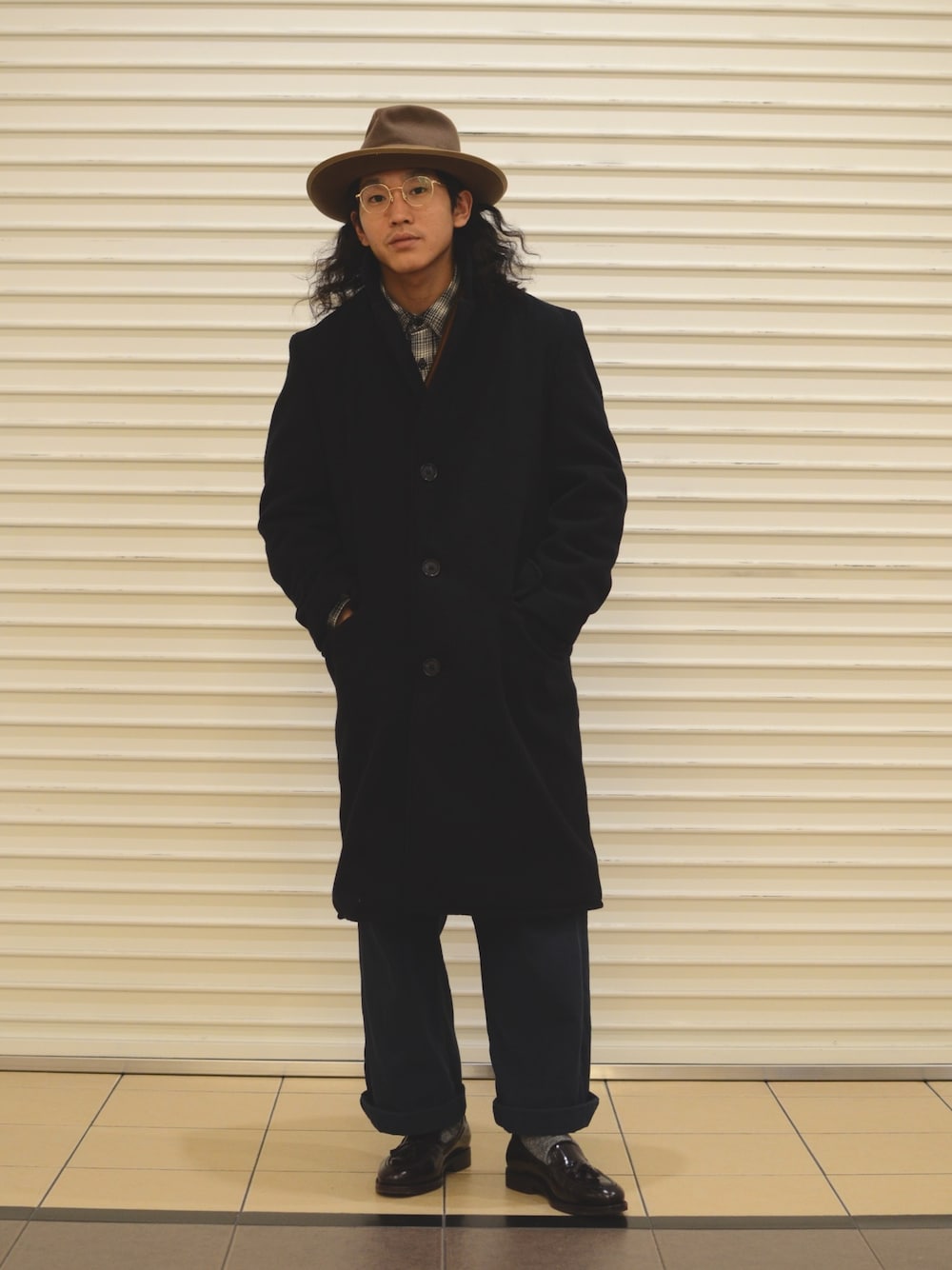 「SCHOTT、Schott TOKYO-BAY、アメカジ、スタッフセンバツ、コートスタイル、チェスターコート、ハット、トラウザーパンツ、タッセルローファー、革靴」｜「schottのSchott/ショット/SOFT MELTON CHESTER LONG COAT/ソフトメルトンチェスターコート（チェスターコート、ブルー系）」を使った、RYOHEI  TOTOKIさん（メンズ・165cm）の秋コーディネートの1枚目の写真