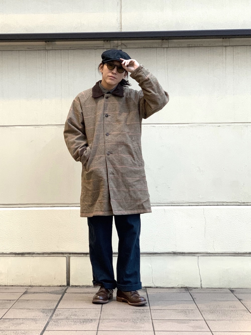「SCHOTT、Schott TOKYO-BAY、ショット、アメカジ、スタッフセンバツ、キャスケット、サングラス、コート、トラウザーパンツ、ブーツ」｜「schottの【直営限定】Schott/ショット/REVERSIBLE BAL COAT/リバーシブル バルコート（ステンカラーコート、ベージュ系）」を使った、RYOHEI  TOTOKIさん（メンズ・165cm）の冬コーディネートの1枚目の写真